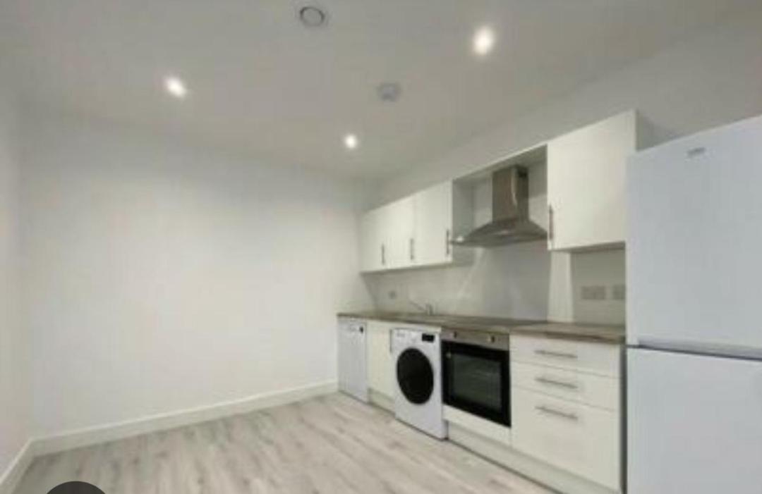 A Beautifully Furnished Master Bedroom In A Shared Apartment Aylesbury  Exterior photo