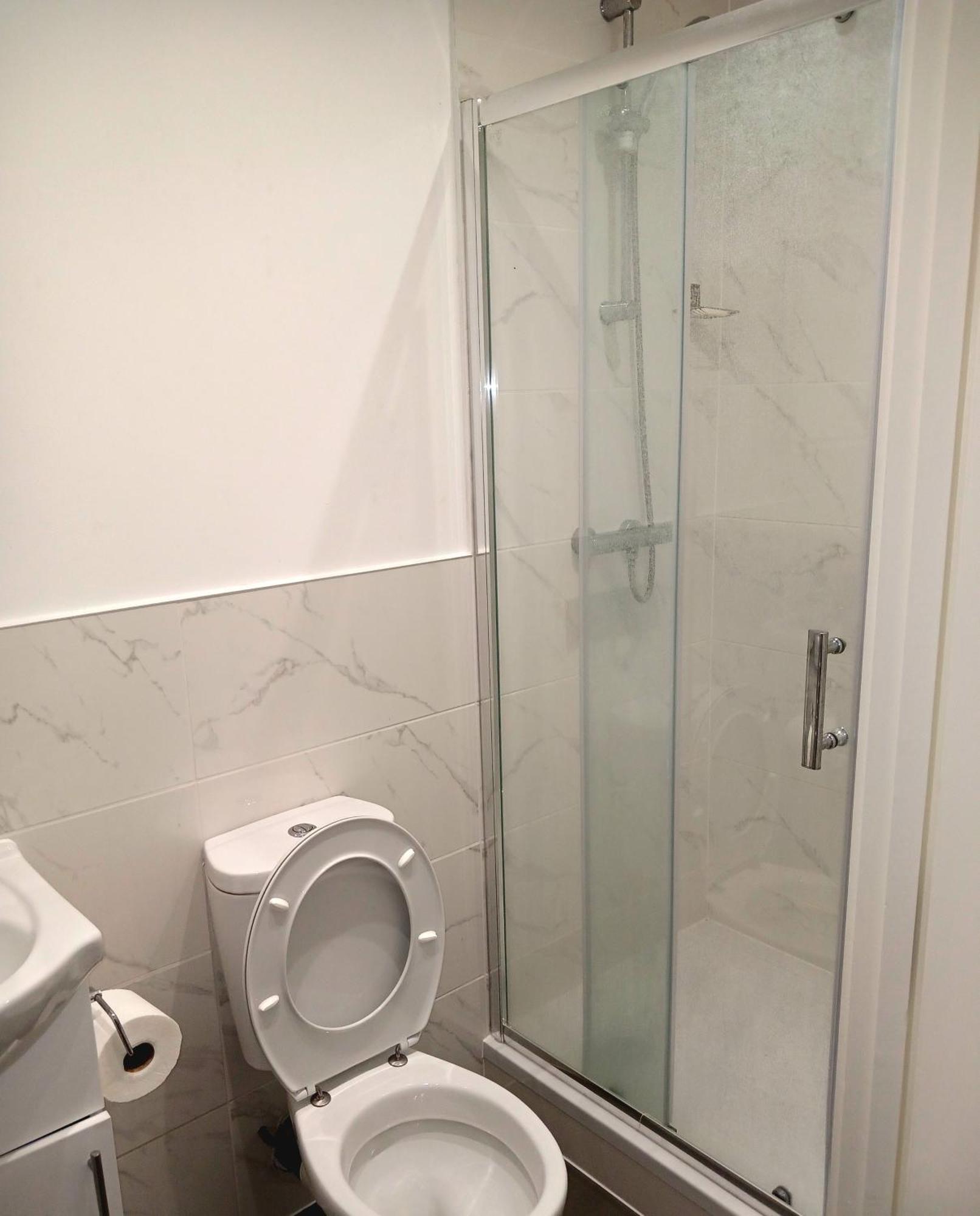 A Beautifully Furnished Master Bedroom In A Shared Apartment Aylesbury  Exterior photo